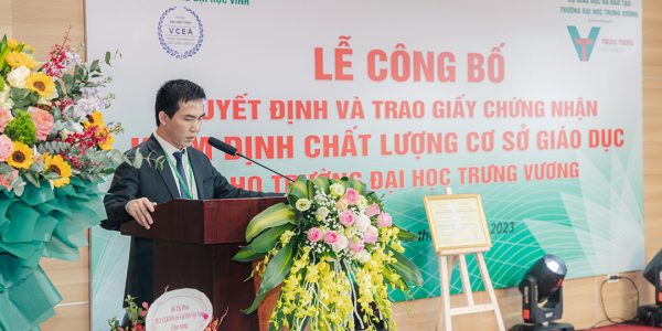 Tiến sĩ Nguyễn Huy Oanh - Hiệu trưởng Trường Đại học Trưng Vương phát biểu khai mạc buổi lễ