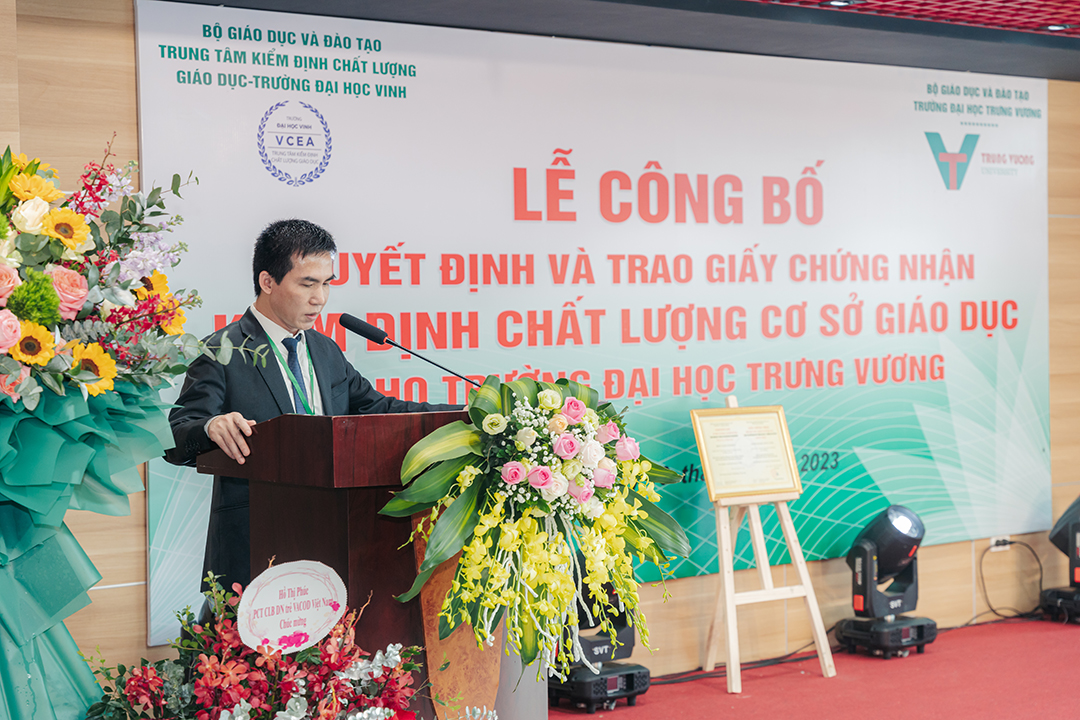 Tiến sĩ Nguyễn Huy Oanh - Hiệu trưởng Trường Đại học Trưng Vương phát biểu khai mạc buổi lễ