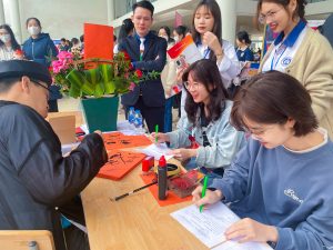 Hoạt động thầy đồ tặng chữ được thu hút được sự quan tâm của nhiều em học sinh tại ngày hội tuyển sinh