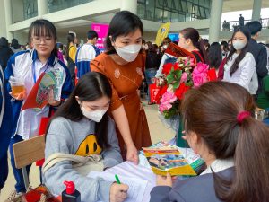 Các bậc phụ huynh quan tâm đến thông tin tuyển sinh của trường