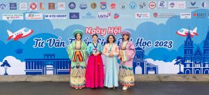 Màn trình diễn trang phục truyền thống Trung Quốc và Hàn Quốc trong ngày hội tuyển sinh