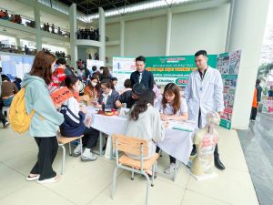 Các em học sinh được tư vấn hướng nghiệp chọn ngành tại Trường Đại học Trưng Vương.