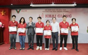 Trao học bổng 100% cho sinh viên tại lễ khai giảng Trường Đại học Trưng Vương năm 2023-2024