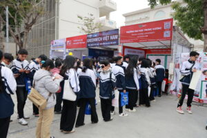 Trường Đại học Trưng Vương tham gia ngày hội tư vấn tuyển sinh tại Nghệ An