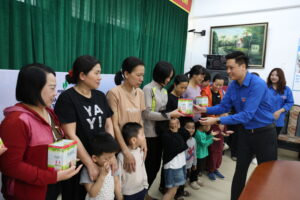 Trường Đại học Trưng Vương trao tặng yêu thương tại Làng trẻ em SOS