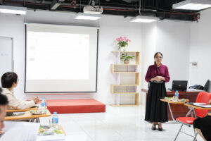 Hội đồng tuyển dụng, đánh giá giảng viên Khoa Kinh tế theo quy định tuyển dụng, đào tạo và sử dụng lao động tại Trường Đại học Trưng Vương