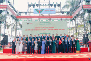 Trường Đại học Trưng Vương trao 46.500.000 đồng từ chương trình “Thay hoa bằng yêu thương” tới đồng bào vùng lũ