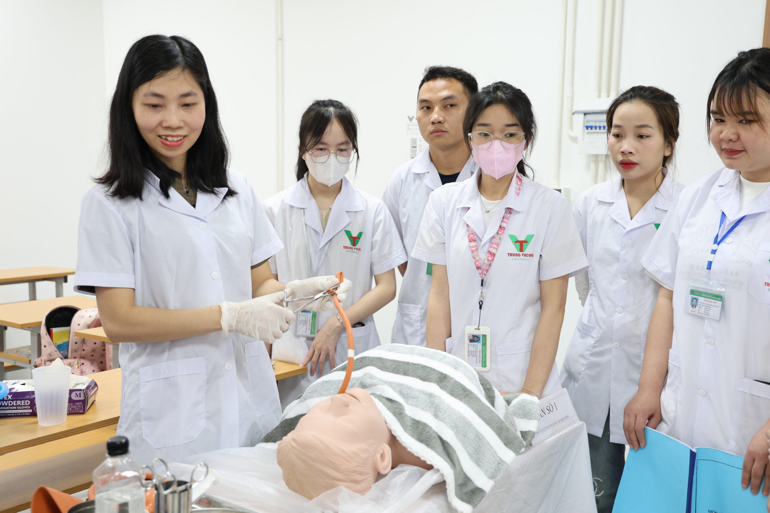 Khám phá một ngày học thực hành của sinh viên Ngành Điều dưỡng môn Điều dưỡng cơ sở cùng TV-UNI