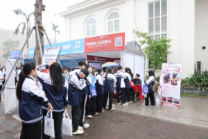 Sĩ tử tại Nghệ An, Thanh Hóa gặt hái được gì từ gian tư vấn của Trường Đại học Trưng Vương?