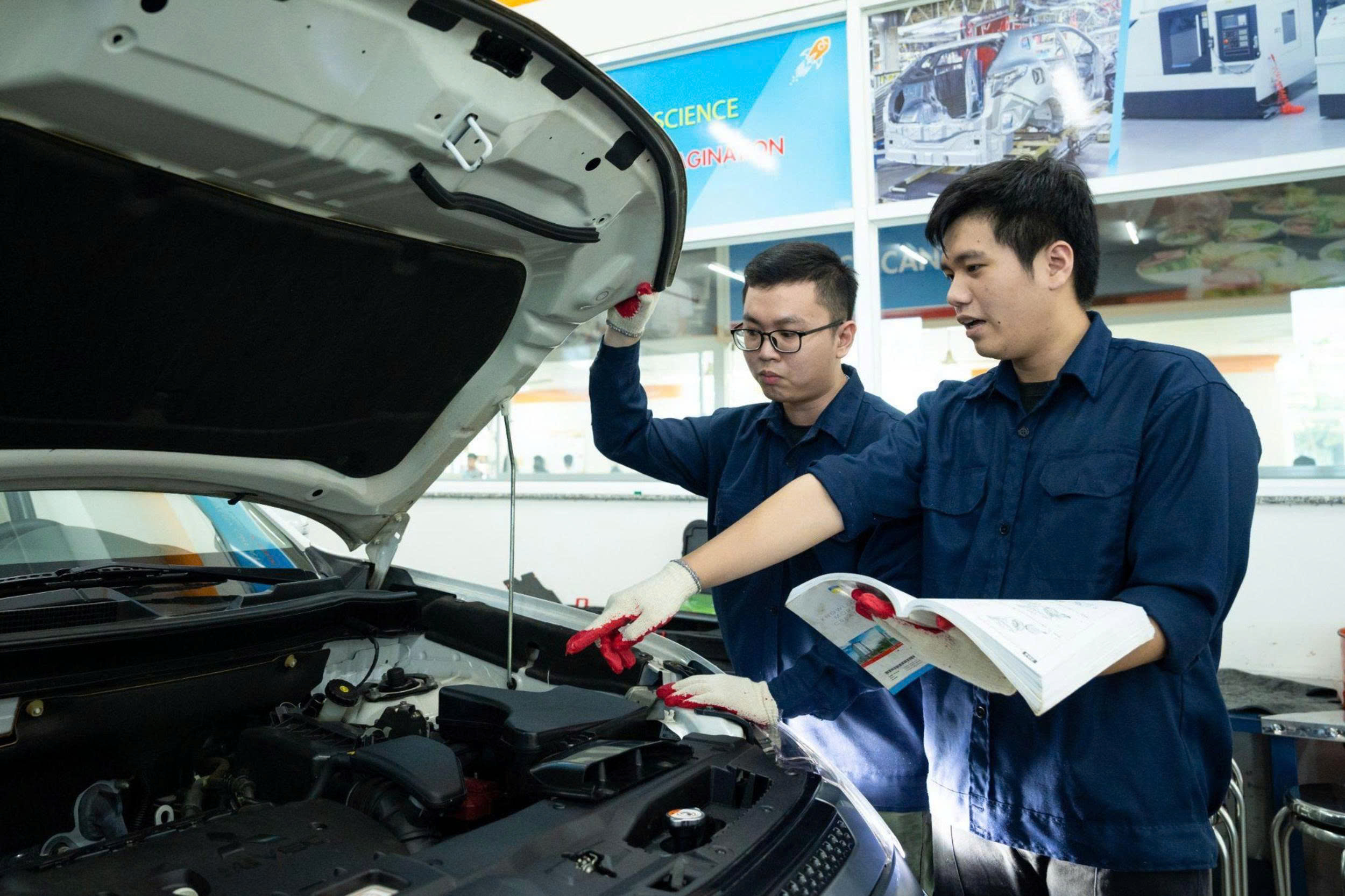 Thị trường ô tô Việt Nam ấm lên: Cơ hội và thách thức cho Ngành Công nghệ kỹ thuật ô tô