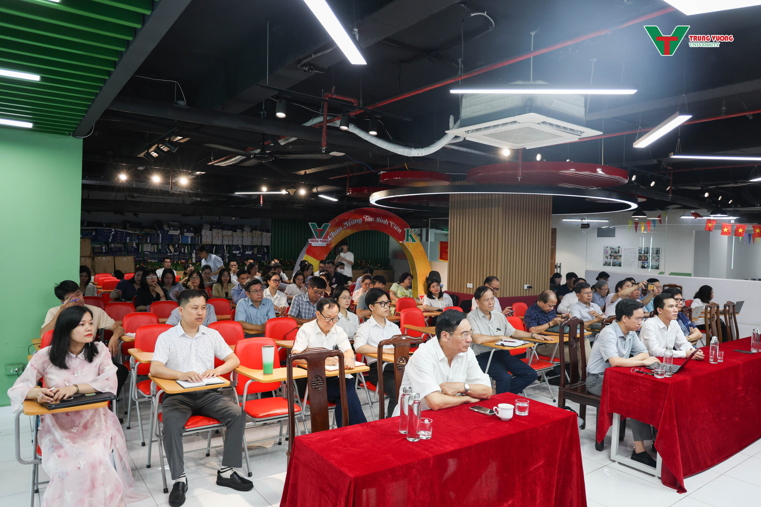 Trường Đại học Trưng Vương tổ chức tập huấn AI cho giảng viên