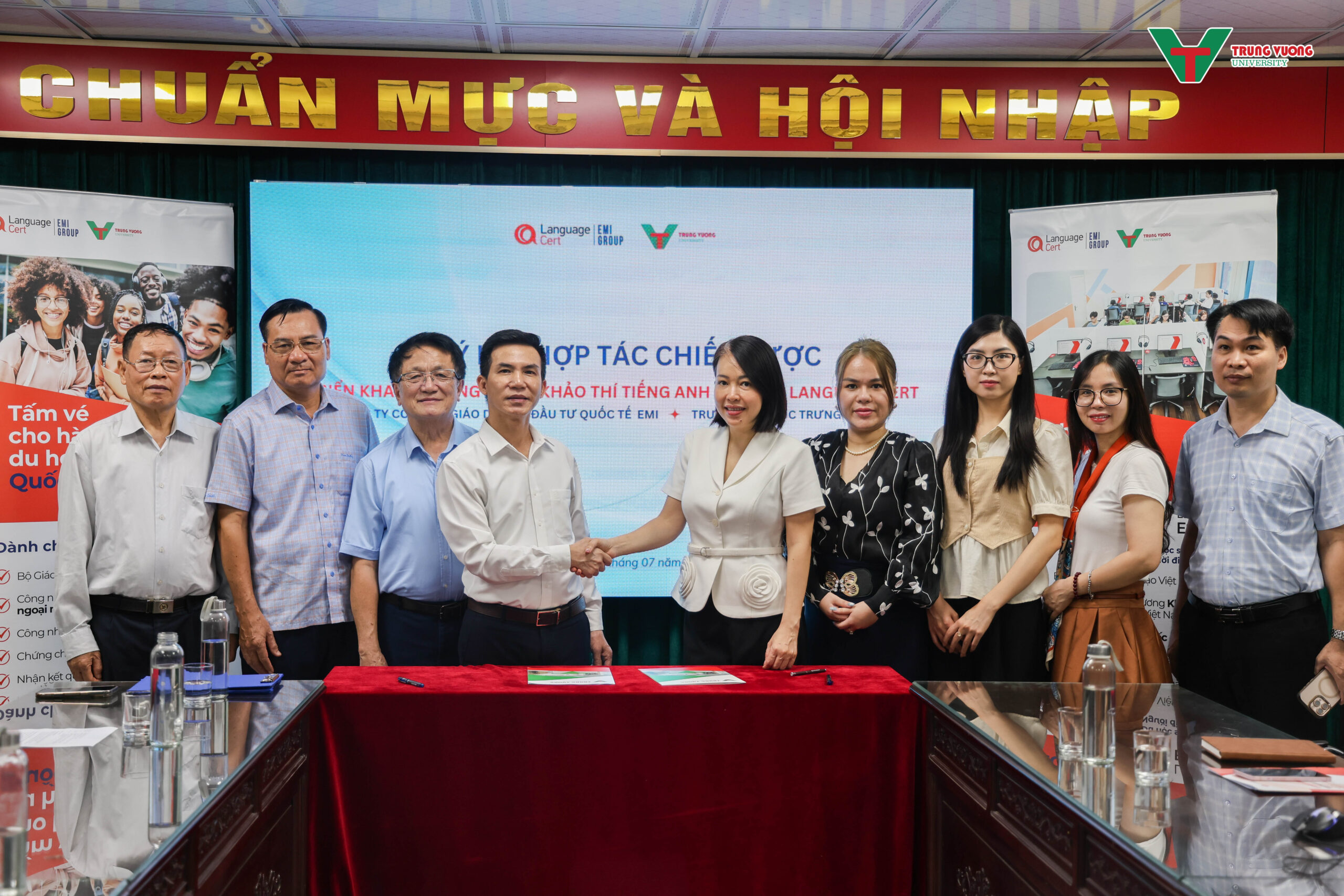 Biên bản ghi nhớ giữa Trường Đại học Trưng Vương và EMI Group đánh dấu hợp tác triển khai chứng chỉ LanguageCert, mở rộng cơ hội học tập và đào tạo sau đại học.
