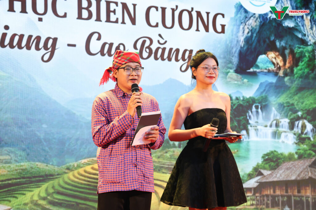 Khoa Du lịch thực hành ra mắt tour vùng biên giới Khoa Du lịch thực hành ra mắt tour vùng biên giới