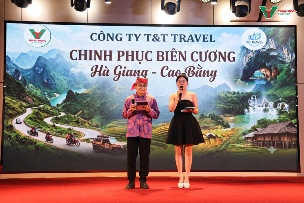 Khoa Du lịch thực hành ra mắt tour vùng biên giới Khoa Du lịch thực hành ra mắt tour vùng biên giới