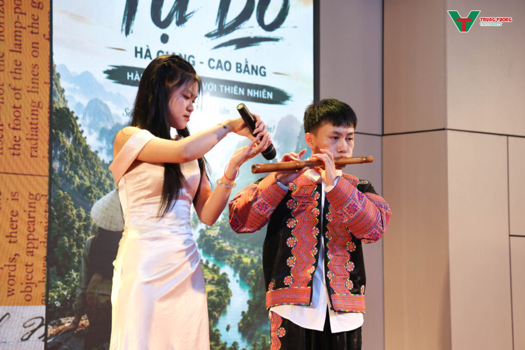 Khoa Du lịch thực hành ra mắt tour vùng biên giới Khoa Du lịch thực hành ra mắt tour vùng biên giới