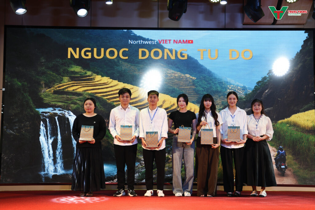Khoa Du lịch thực hành ra mắt tour vùng biên giới Khoa Du lịch thực hành ra mắt tour vùng biên giới