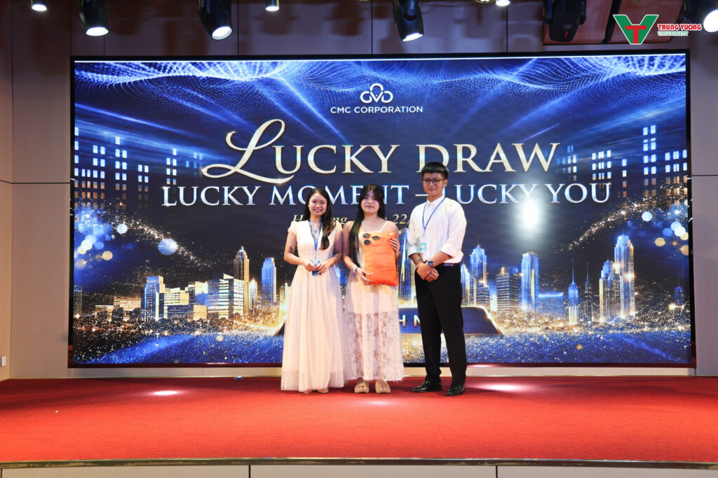 Khoa Du lịch tổ chức Gala Dinner "Hành trình vươn xa" 