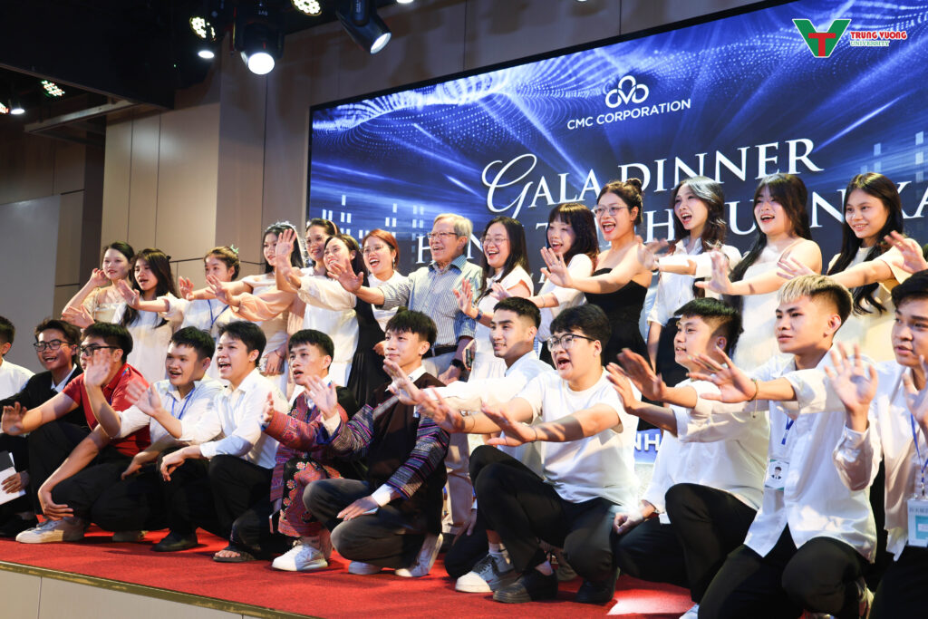 Khoa Du lịch tổ chức Gala Dinner "Hành trình vươn xa" 