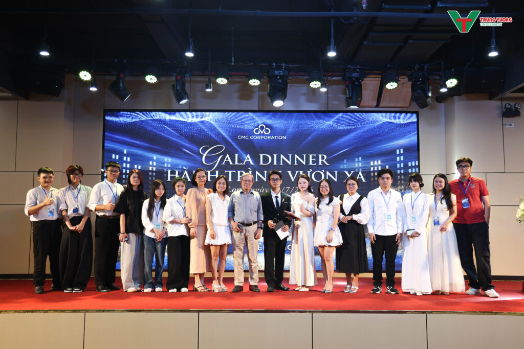 Khoa Du lịch tổ chức Gala Dinner "Hành trình vươn xa" 