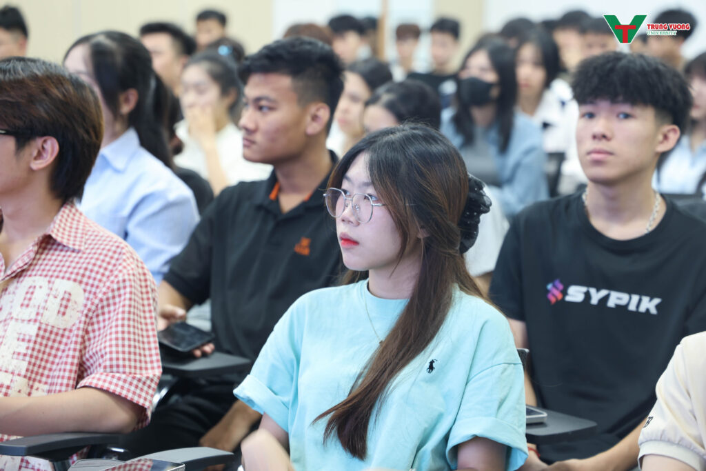Tuần sinh hoạt công dân sinh viên K17 tại TVU 