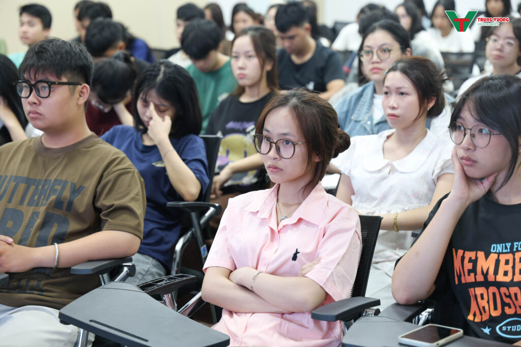 Tuần sinh hoạt công dân sinh viên K17 tại TVU 