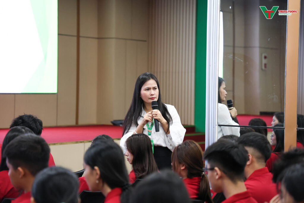 Tuần sinh hoạt công dân sinh viên K17 tại TVU 