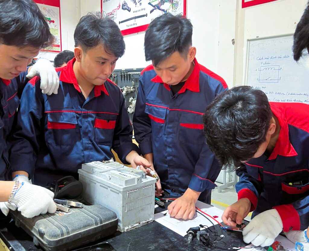 Thực hành doanh nghiệp: Lợi thế đào tạo tại TVU Thực hành doanh nghiệp: Lợi thế đào tạo tại TVU