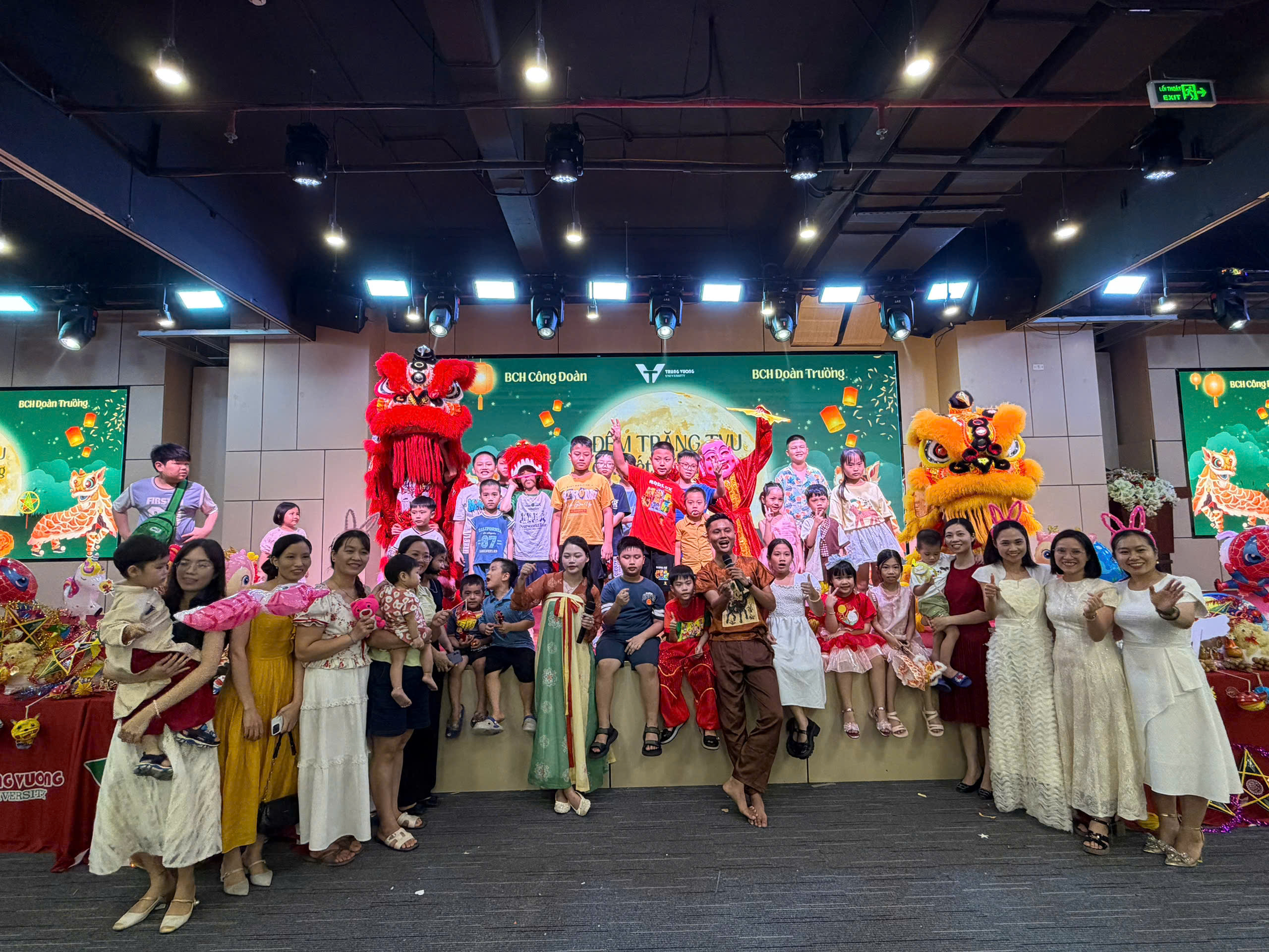 Công đoàn Trường Đại học Trưng Vương tổ chức “Tết Trung thu cho con, em cán bộ, giảng viên, nhân viên”