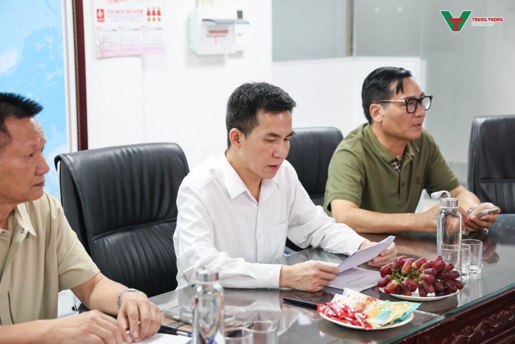 Trao quyết định công nhận đảng viên Trao quyết định công nhận đảng viên