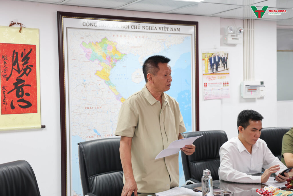 Trao quyết định công nhận đảng viên Trao quyết định công nhận đảng viên