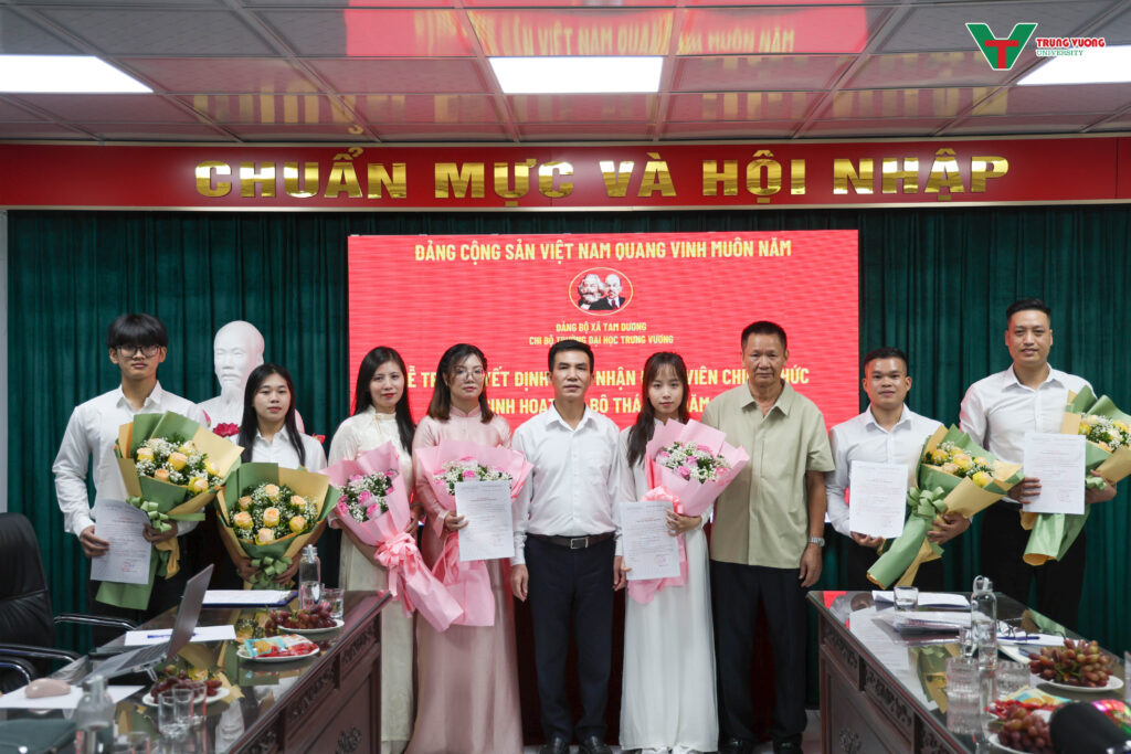 Trao quyết định công nhận đảng viên Trao quyết định công nhận đảng viên