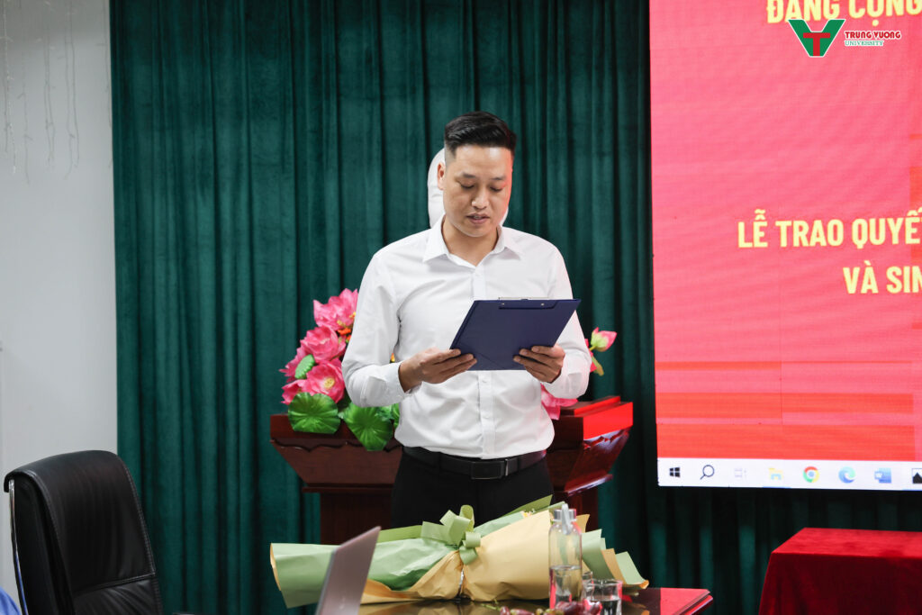 Trao quyết định công nhận đảng viên Trao quyết định công nhận đảng viên