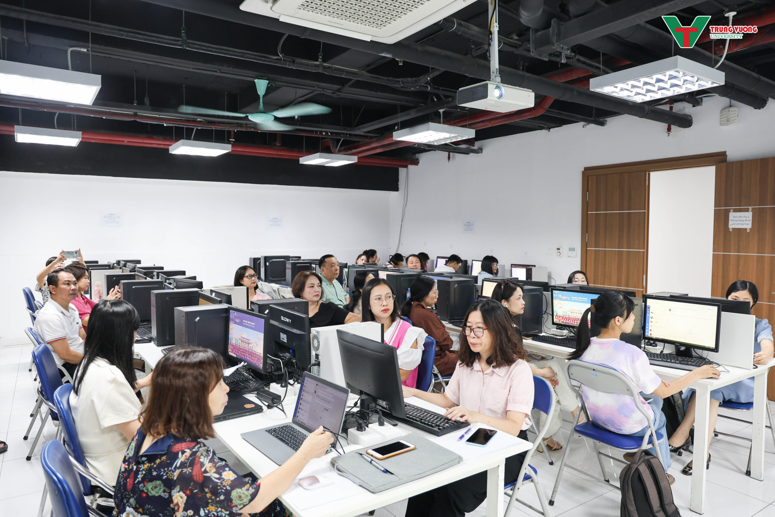 Ứng dụng trí tuệ nhân tạo trong hoạt động đào tạo tại Trường Đại học Trưng Vương năm 2026