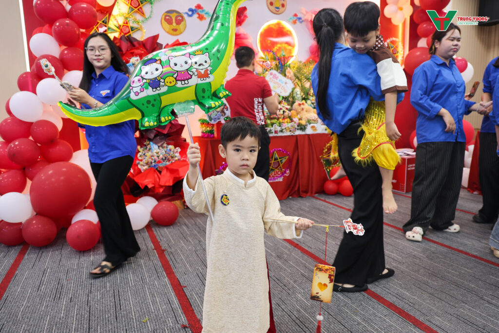 Tết Trung thu gắn kết tại Trường Đại học Trưng Vương Tết Trung thu gắn kết tại Trường Đại học Trưng Vương