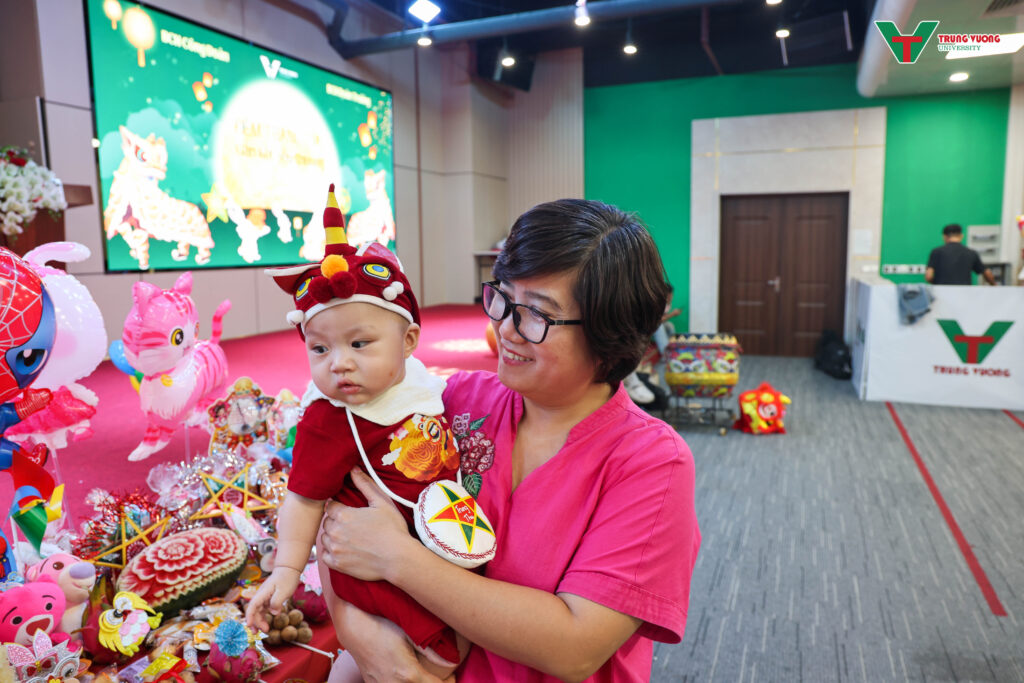 Tết Trung thu gắn kết tại Trường Đại học Trưng Vương Tết Trung thu gắn kết tại Trường Đại học Trưng Vương