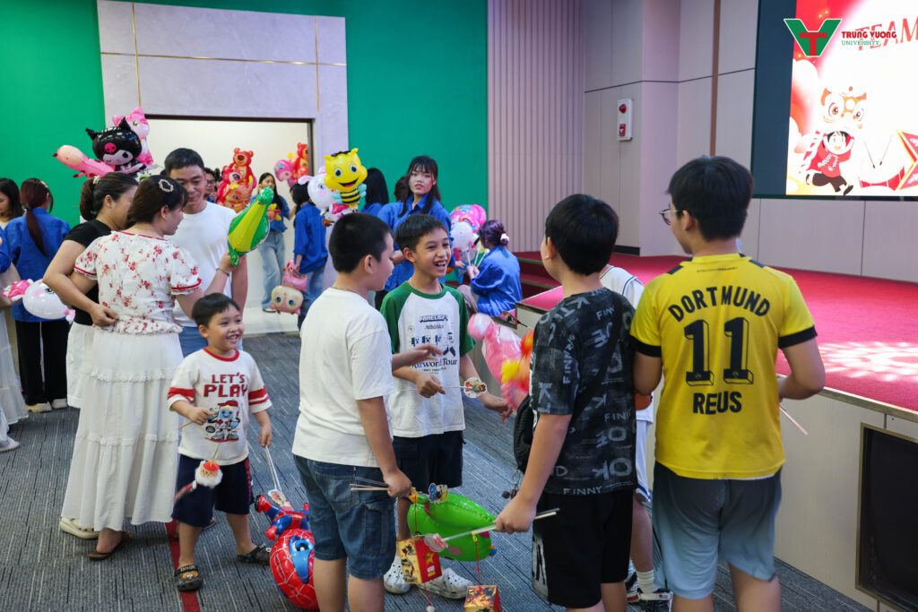Tết Trung thu gắn kết tại Trường Đại học Trưng Vương Tết Trung thu gắn kết tại Trường Đại học Trưng Vương