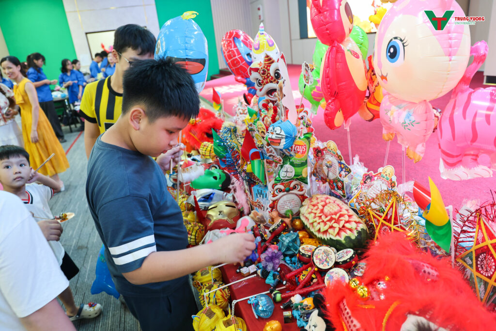Tết Trung thu gắn kết tại Trường Đại học Trưng Vương Tết Trung thu gắn kết tại Trường Đại học Trưng Vương