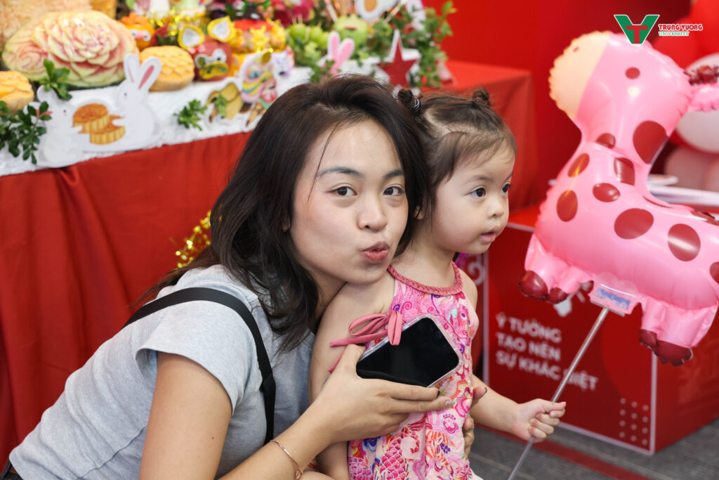 Tết Trung thu gắn kết tại Trường Đại học Trưng Vương Tết Trung thu gắn kết tại Trường Đại học Trưng Vương