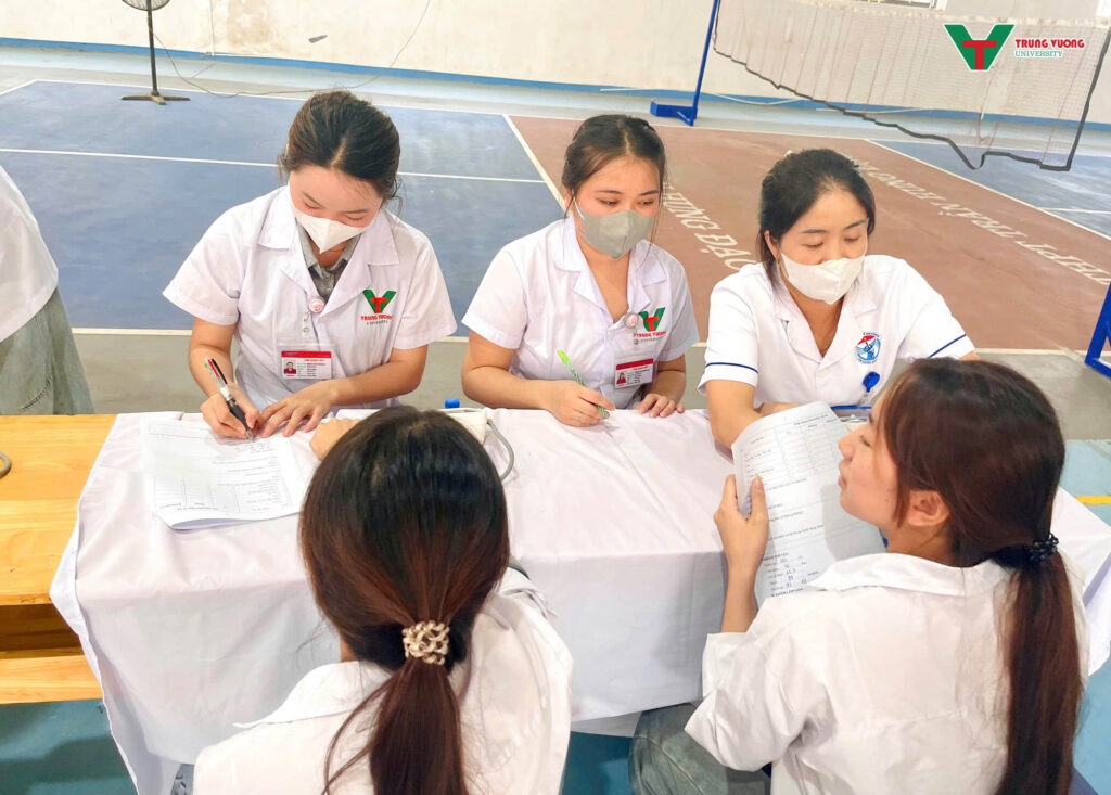 Sinh viên CHDCND Lào Khoa Điều dưỡng thực tập tại Trường Đại học Trưng Vương Sinh viên CHDCND Lào Khoa Điều dưỡng thực tập tại Trường Đại học Trưng Vương