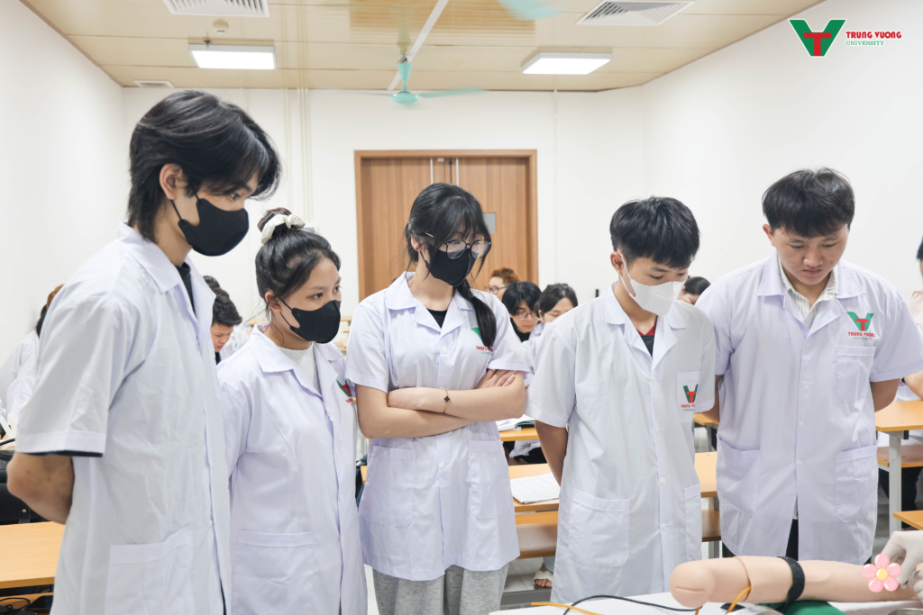 Sinh viên K16 Điều dưỡng Trường Đại học Trưng Vương thực hành kỹ thuật tiêm tĩnh mạch
