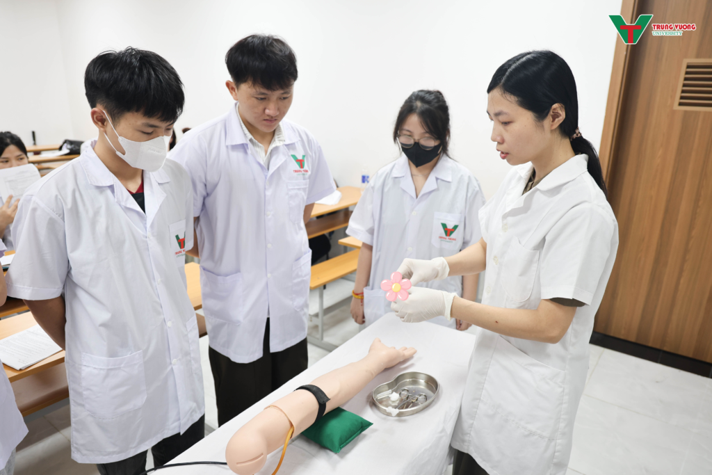 Sinh viên K16 Điều dưỡng Trường Đại học Trưng Vương thực hành kỹ thuật tiêm tĩnh mạch

