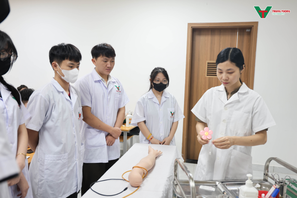 Sinh viên K16 Điều dưỡng Trường Đại học Trưng Vương thực hành kỹ thuật tiêm tĩnh mạch
