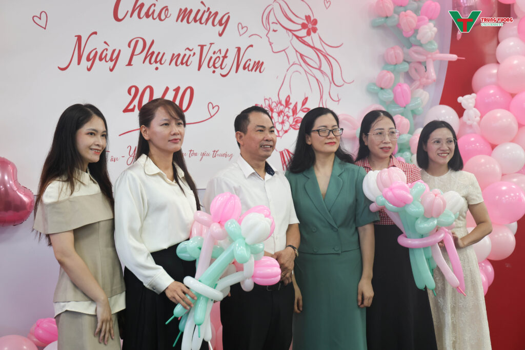 Trường Đại học Trưng Vương tổ chức kỷ niệm 20/10 cùng Tập đoàn Hồ Gươm Trường Đại học Trưng Vương tổ chức kỷ niệm 20/10 cùng Tập đoàn Hồ Gươm