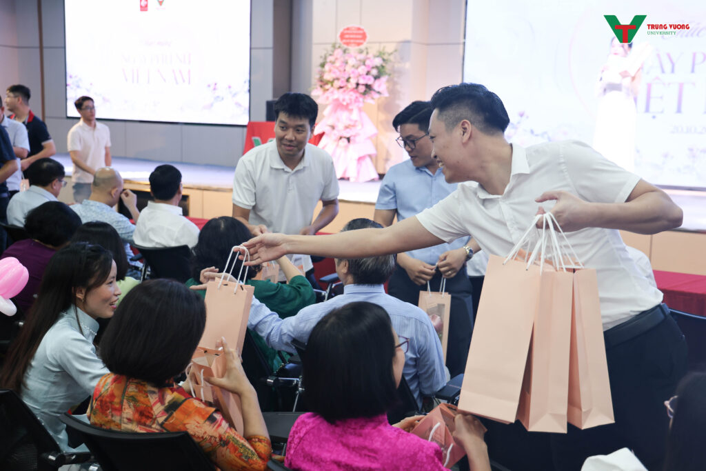 Trường Đại học Trưng Vương tổ chức kỷ niệm 20/10 cùng Tập đoàn Hồ Gươm Trường Đại học Trưng Vương tổ chức kỷ niệm 20/10 cùng Tập đoàn Hồ Gươm