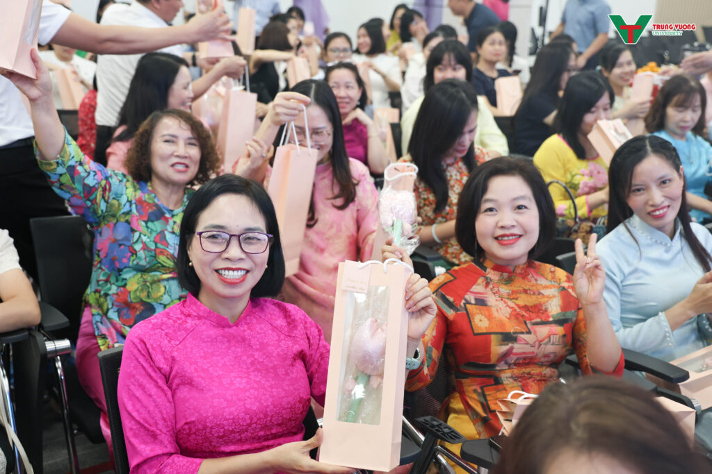 Trường Đại học Trưng Vương tổ chức kỷ niệm 20/10 cùng Tập đoàn Hồ Gươm Trường Đại học Trưng Vương tổ chức kỷ niệm 20/10 cùng Tập đoàn Hồ Gươm