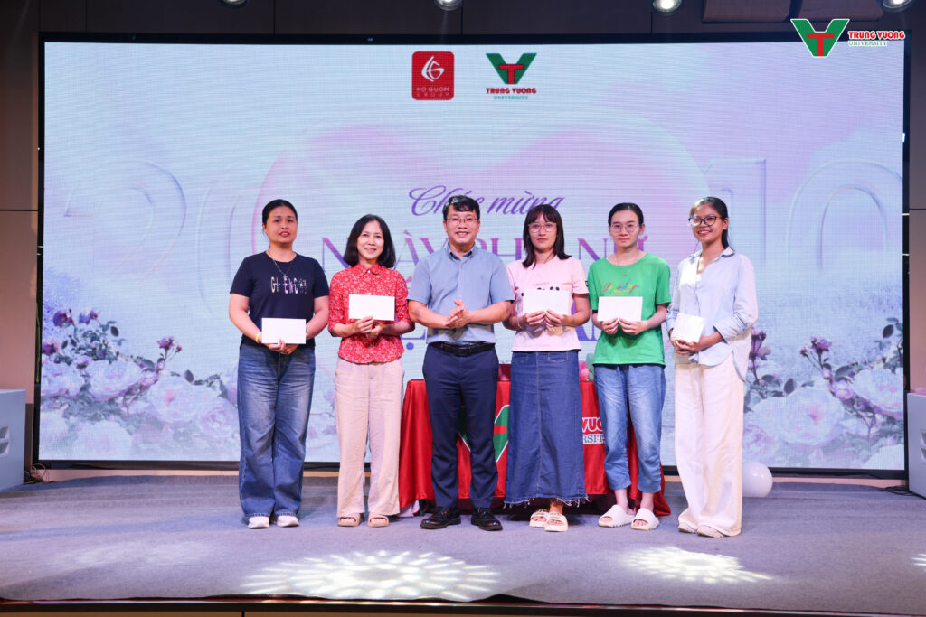 Trường Đại học Trưng Vương tổ chức kỷ niệm 20/10 cùng Tập đoàn Hồ Gươm Trường Đại học Trưng Vương tổ chức kỷ niệm 20/10 cùng Tập đoàn Hồ Gươm