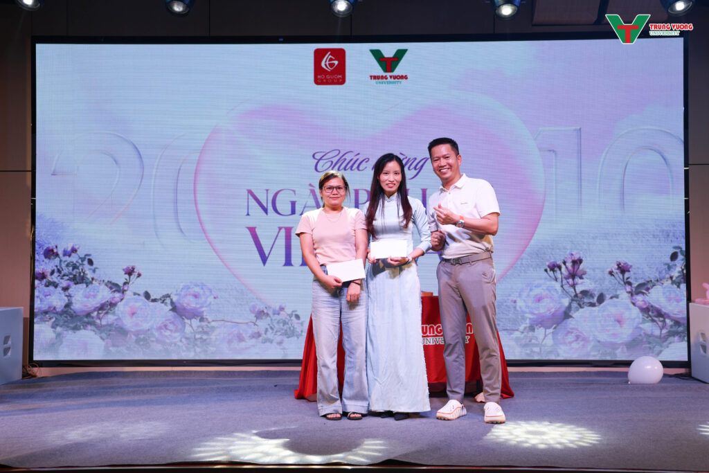 Trường Đại học Trưng Vương tổ chức kỷ niệm 20/10 cùng Tập đoàn Hồ Gươm Trường Đại học Trưng Vương tổ chức kỷ niệm 20/10 cùng Tập đoàn Hồ Gươm