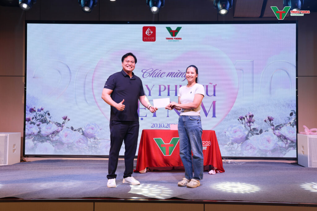 Trường Đại học Trưng Vương tổ chức kỷ niệm 20/10 cùng Tập đoàn Hồ Gươm Trường Đại học Trưng Vương tổ chức kỷ niệm 20/10 cùng Tập đoàn Hồ Gươm