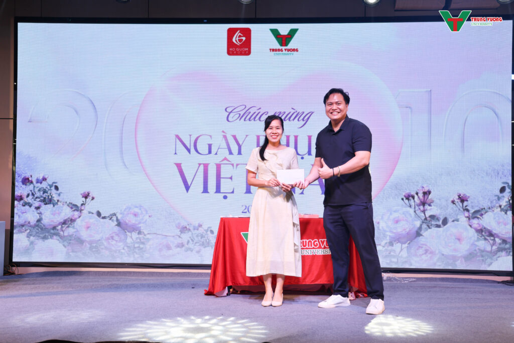 Trường Đại học Trưng Vương tổ chức kỷ niệm 20/10 cùng Tập đoàn Hồ Gươm Trường Đại học Trưng Vương tổ chức kỷ niệm 20/10 cùng Tập đoàn Hồ Gươm