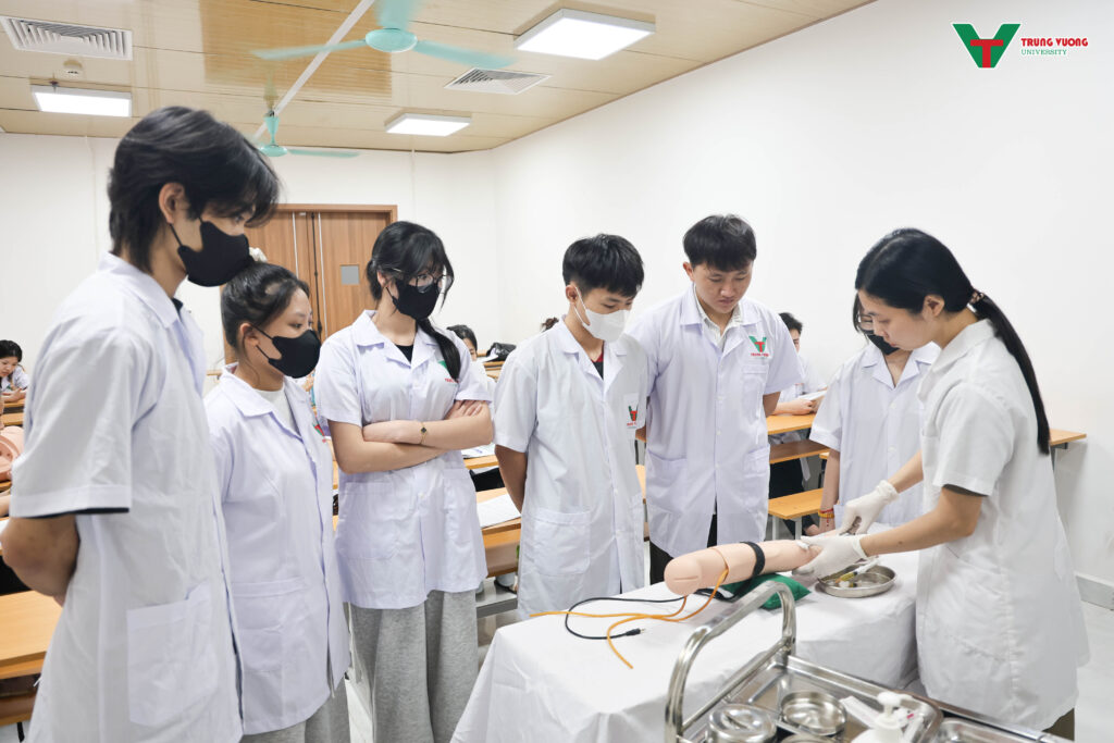 Sinh viên K16 Điều dưỡng Trường Đại học Trưng Vương thực hành kỹ thuật tiêm tĩnh mạch

